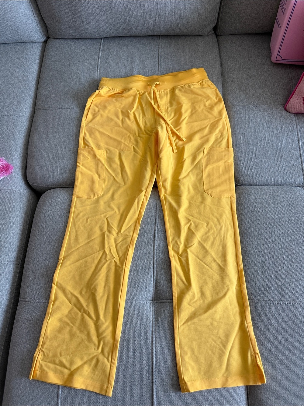 Daffodil Mandala Scrubbs, NWT. Size Small Petite